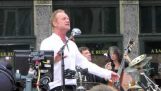 Ο Sting τραγουδά το “Englishman In New York” ζωντανά στη Νέα Υόρκη