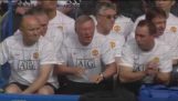 Sir Alex Ferguson zweert bij een ballon