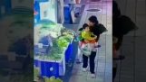 ילד מצית דוכן ירקות