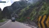 To lastbiler bliver ramt af sten i et jordskred (Peru)