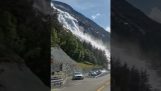 Vorbei am Langfossen-Wasserfall in Norwegen