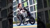 Інвалідний візок перетворюється на електричний