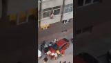 Des passants sauvent un homme d'un immeuble en feu