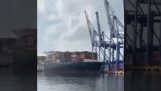 Πλοίο γκρεμίζει γερανούς σε λιμάνι (Τουρκία)