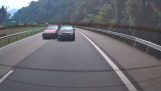 Konfliktus két sofőr ütközésével az autópályán (Malajzia)