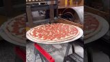 Výroba obrovské pizzy na staveništi