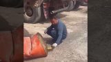 Reparando um barril danificado