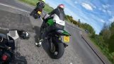 Zrychlení s motocyklem na neznámé silnici