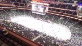 Eine Drohne filmt Minnesotas Hockeystadion