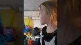 Pieni tyttö laulaa sitä “Anna olla” turvakodissa (Ukraina)