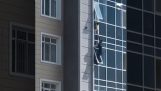 Un copil agățat la etajul 7 al unui bloc de apartamente