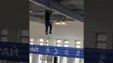Rettung eines an einem Balken hängenden Arbeiters