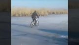 Ποδήλατο στην παγωμένη λίμνη (fail)