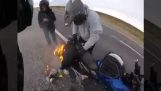 L'évaporation provoque le feu sur une moto