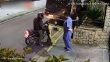 Couple disarms and beats a thief