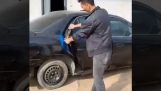 Επισκευάζοντας χαλασμένες πόρτες αυτοκινήτων