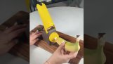 Тази джаджа може да напълни банан с шоколад