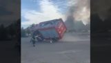 Camion de pompier fait une entrée impressionnante