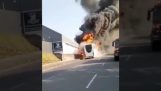 يتدحرج الحافلة المحترقة إلى منحدر