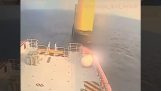 Skipet kolliderer med vindturbinen