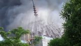 The giant dome of a mosque is collapsing (Indonesia)