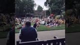 Śpiewa Bon Jovi w parku