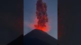 I turisti sono pericolosamente vicini all'eruzione di un vulcano