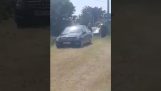 Un fermier pedepsește un șofer care a parcat ilegal un Mercedes pe câmpul său