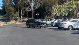 Amok kvinna krockar med bilar på parkeringsplats