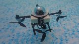 Wasserdichte Drohne, die fliegt und in Wasser eintaucht