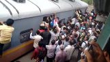 Качване на влак в Индия