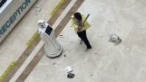 Γυναίκα επιτίθεται σε ένα ρομπότ