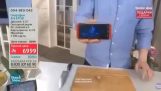 Πωλητής τηλεμάρκετινγκ σπάει καρύδια με ένα κινητό