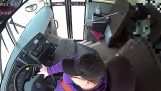 Estudante para ônibus escolar após motorista desmaiar