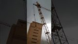 Kranar faller på byggarbetsplatsen (Ryssland)