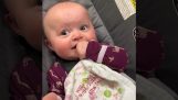 En bebis lyssnar på sina föräldrar för första gången