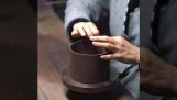 Le processus de fabrication d'une théière à la main