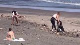 Ινφλουένσερ καθαρίζει μια παραλία