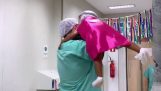 Kirurgen klæder små børn ud som superhelte før operationen