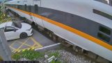 Beruset sjåfør kolliderer med passerende tog