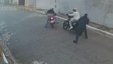 他从小偷手中救了他的摩托车