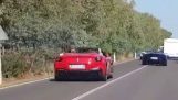 Un Lamborghini și un Ferrari trec pe lângă o rulotă (Sardinia)