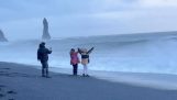 İzlanda'da denize karşı turistler
