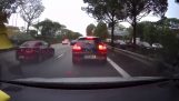 سائق سيارة بورش يتسبب في حادث مزدوج