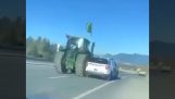 Traktor vs hlídkové auto