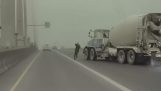 Άνδρας γλιτώνει τελευταία στιγμή πριν χτυπηθεί από φορτηγό