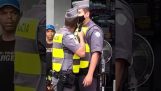 Een politieagent richt zijn pistool op een collega
