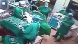 Un cirujano realiza una enfermera