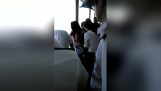 一个女人希望从游轮跳转检索她的电话 (中国)