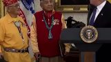 Trump appelle Warren Pocahontas à l'événement honorant les anciens combattants autochtones américains